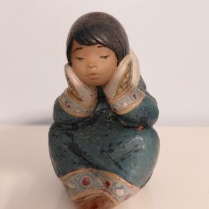 Lladro Eskimo Pensive girl